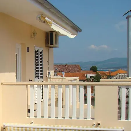 Apartman 32 *